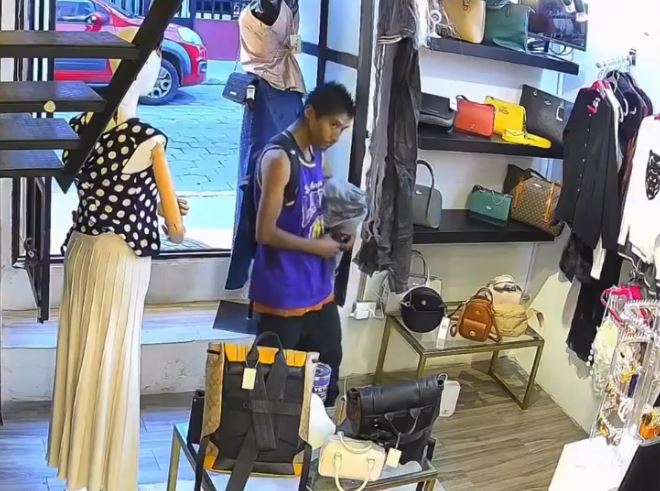 VIDEO: ‘¡Oye…!’; sorprenden ratero al tomar un bolso de mano en una boutique