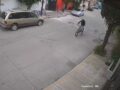 VIDEO: Sujeto se mete a una casa, roba una bicicleta y huye pedaleando