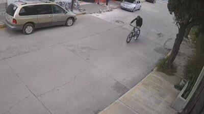 VIDEO: Sujeto se mete a una casa, roba una bicicleta y huye pedaleando