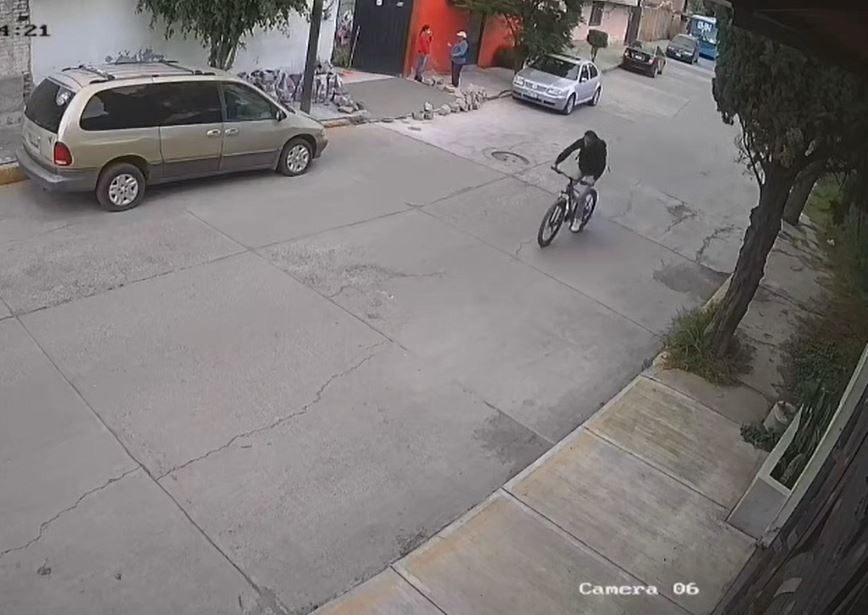 VIDEO: Sujeto se mete a una casa, roba una bicicleta y huye pedaleando