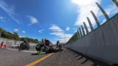 VIDEO: ‘¡No te muevas!’; motociclista a toda velocidad graba su propia caída