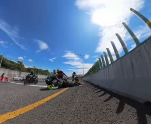 VIDEO: ‘¡No te muevas!’; motociclista a toda velocidad graba su propia caída