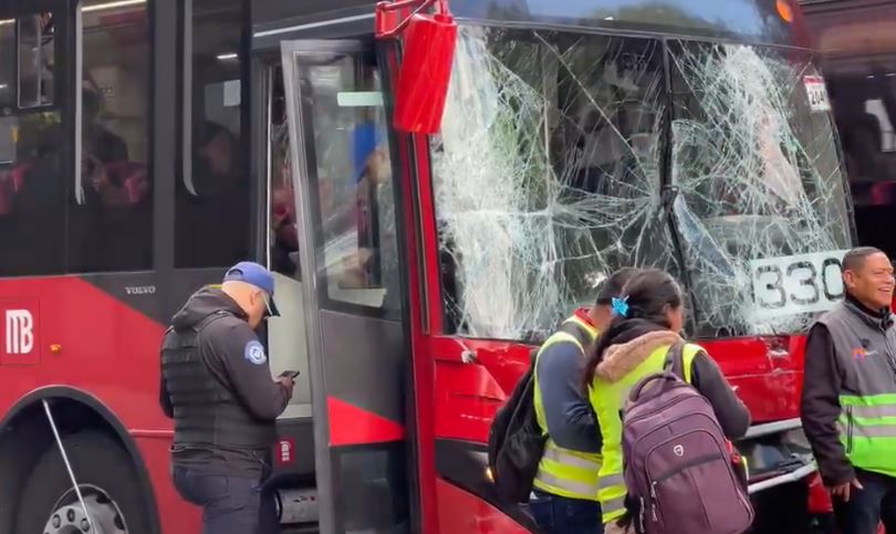 ACCIDENTE: Choque entre unidades del Metrobús deja 24 pasajeros heridos