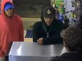 VIDEO: ‘¡No tengo nada!’; empleada de tienda con niños es atacada por criminales