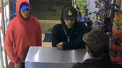 VIDEO: ‘¡No tengo nada!’; empleada de tienda con niños es atacada por criminales
