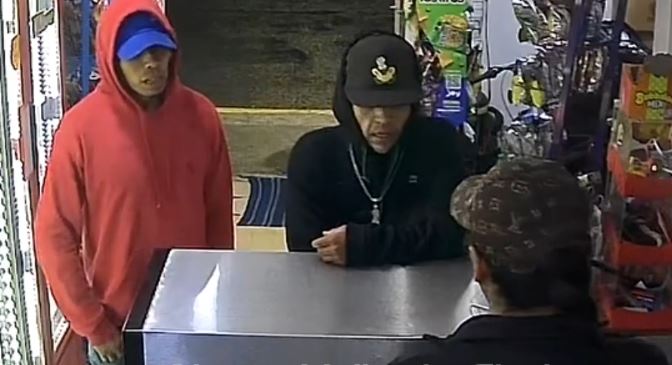 VIDEO: ‘¡No tengo nada!’; empleada de tienda con niños es atacada por criminales