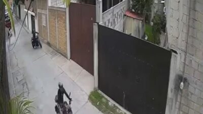 VIDEO: Asaltantes provocan choque para robar la moto a un joven