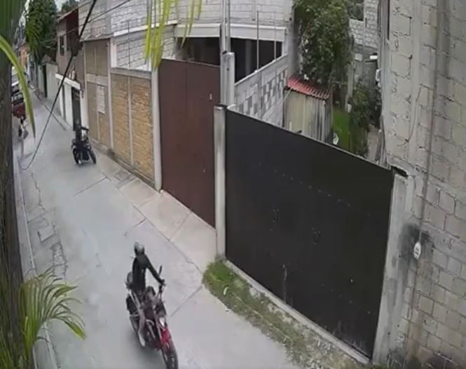 VIDEO: Asaltantes provocan choque para robar la moto a un joven