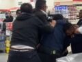 VIDEO: Banda de farderos golpean a empleados y destrozan un supermercado