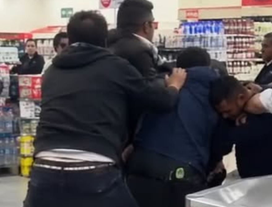 VIDEO: Banda de farderos golpean a empleados y destrozan un supermercado