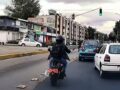 VIDEO: Motociclista invade carril del Metrobús y termina en el asfalto