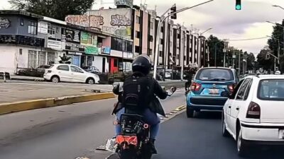 VIDEO: Motociclista invade carril del Metrobús y termina en el asfalto