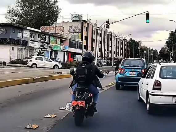 VIDEO: Motociclista invade carril del Metrobús y termina en el asfalto