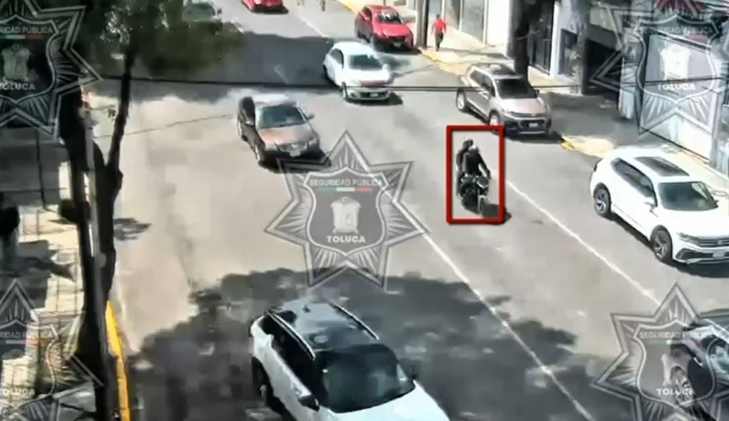VIDEO: Policías de Toluca capturan a ladrones en moto; uno tenía brazalete electrónico