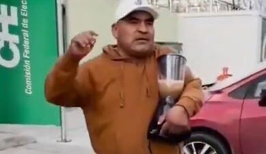 VIDEO: Hombre lleva su licuadora a oficinas de CFE para protestar por falta de servicio