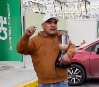 VIDEO: Hombre lleva su licuadora a oficinas de CFE para protestar por falta de servicio