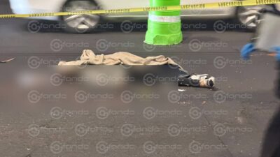 VIDEO: Él intentó cruzar los carriles centrales y murió bajo un pesado tráiler