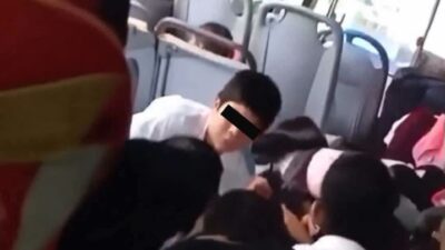 VIDEO: Hombres armados atacan camión lleno de niños de secundaria