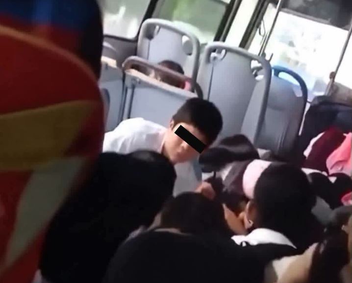 VIDEO: Hombres armados atacan camión lleno de niños de secundaria