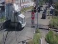 VIDEO: Trailero se aferra a dar vuelta y provoca que el tren lo embista