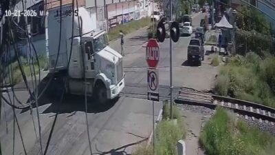 VIDEO: Trailero se aferra a dar vuelta y provoca que el tren lo embista