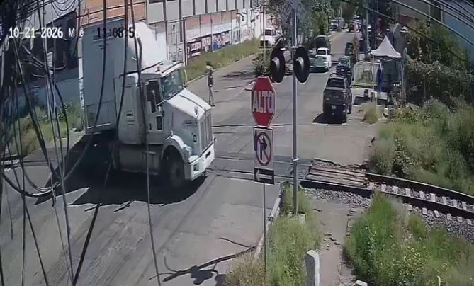 VIDEO: Trailero se aferra a dar vuelta y provoca que el tren lo embista