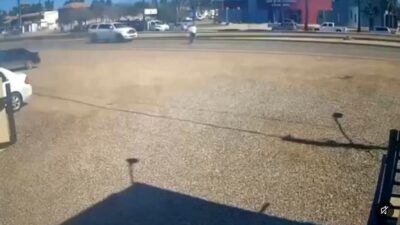 VIDEO: Hombre regresa a la avenida a recoger algo y muere arrollado