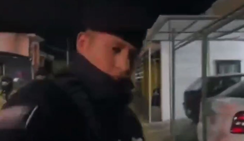 VIDEO: Policías municipales agreden y arrojan gas a un reportero en Edomex