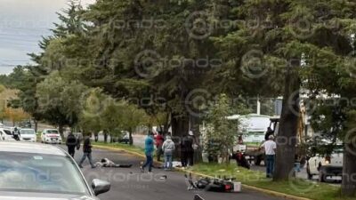 VIDEO. Dos hombres en moto derrapan y mueren al estrellarse contra el asfalto