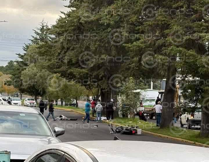 VIDEO. Dos hombres en moto derrapan y mueren al estrellarse contra el asfalto