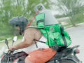 VIDEO. Motociclista pone en peligro su vida y la de automovilistas al transportar un tanque de gas en su espalda
