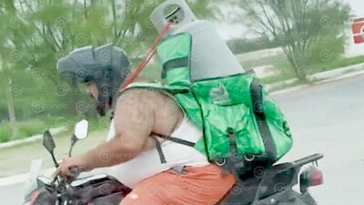 VIDEO. Motociclista pone en peligro su vida y la de automovilistas al transportar un tanque de gas en su espalda