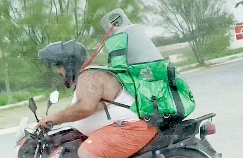 VIDEO. Motociclista pone en peligro su vida y la de automovilistas al transportar un tanque de gas en su espalda