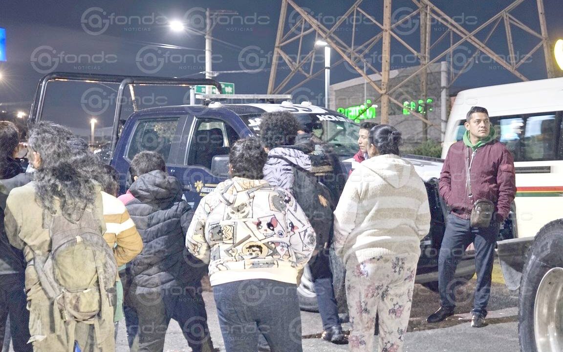 VIDEO: Tráiler se queda sin frenos y se lleva una combi llena de pasajeros