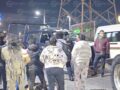 VIDEO: Tráiler se queda sin frenos y se lleva una combi llena de pasajeros