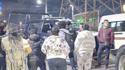 VIDEO: Tráiler se queda sin frenos y se lleva una combi llena de pasajeros