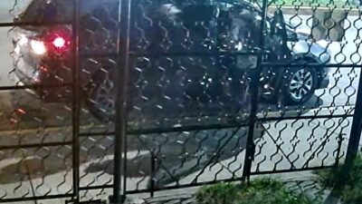 VIDEO: Señora llega a casa en su camioneta y asaltantes se la quitan en segundos