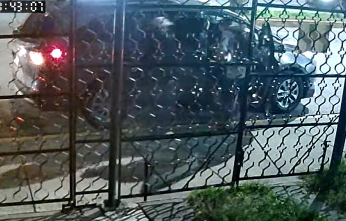 VIDEO: Señora llega a casa en su camioneta y asaltantes se la quitan en segundos