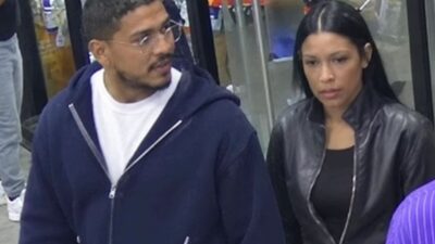 VIDEO: Pareja de ladrones se llevan un muñeco ‘Chucky’ en una plaza