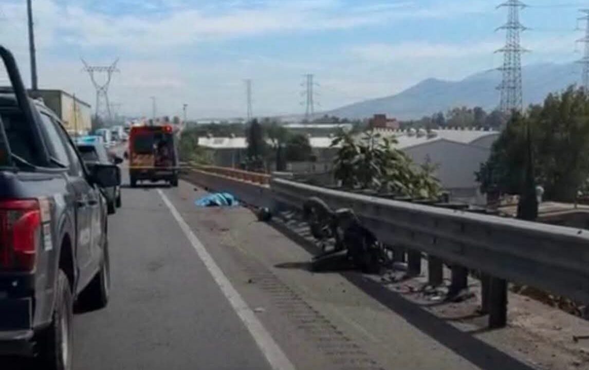 VIDEO: Motociclista derrapa y muere solo en el Circuito Exterior Mexiquense