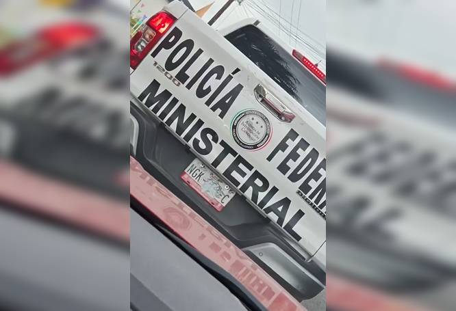 VIDEO. Captan patrulla ‘patito’ de la FGR que circula con las placas tapadas en Edomex