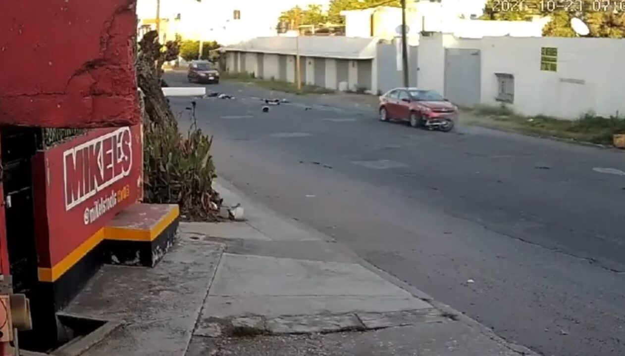 VIDEO: Motociclista mata a dos niños que iban a la escuela con su abuela