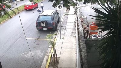VIDEO: ‘¡Aaaaaay!’; señora es atacada sin motivo por tres perros callejeros