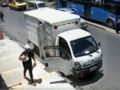 VIDEO: Madre cruza con su hijo de manera imprudente y muere arrollada