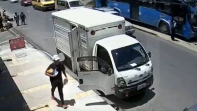 VIDEO: Madre cruza con su hijo de manera imprudente y muere arrollada