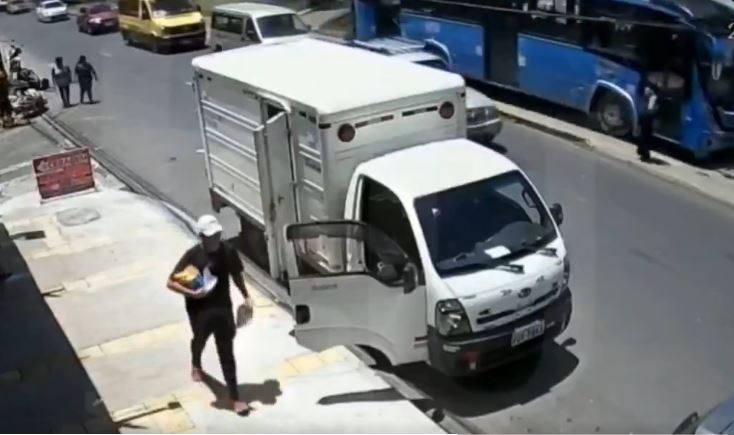 VIDEO: Madre cruza con su hijo de manera imprudente y muere arrollada