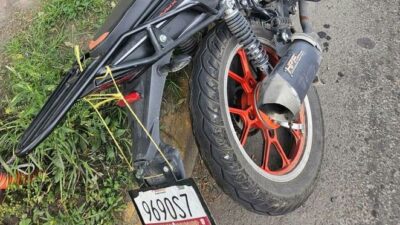TRAGEDIA: Motociclista pierde el control y muere junto a un puente peatonal