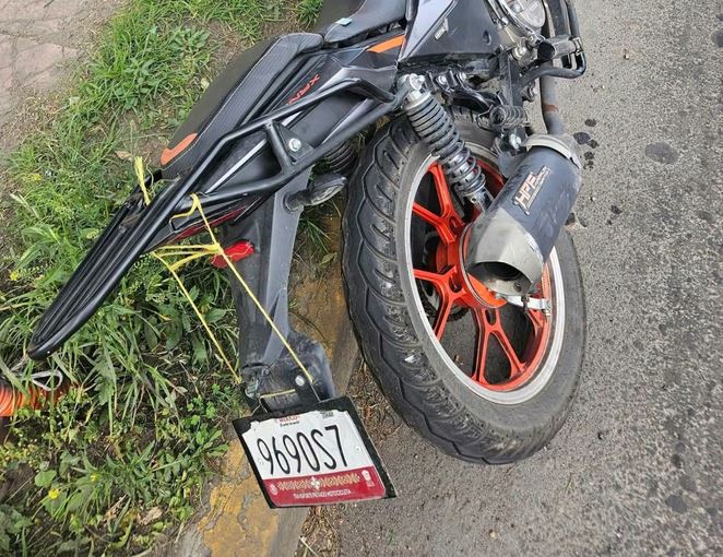 TRAGEDIA: Motociclista pierde el control y muere junto a un puente peatonal