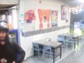 VIDEO: Clientes y empleados de cafetería son asaltados por motorratones