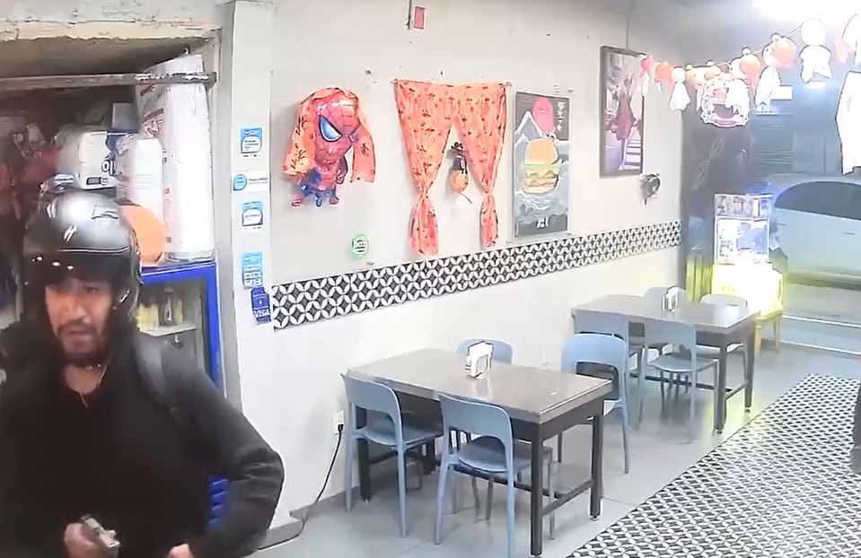 VIDEO: Clientes y empleados de cafetería son asaltados por motorratones